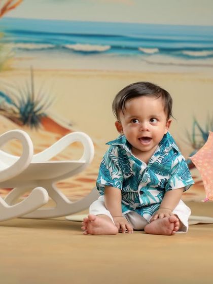 Time to enjoy the beach! This new theme is perfect for a fun sitter session, complete with a beach chair and a tiny umbrella.