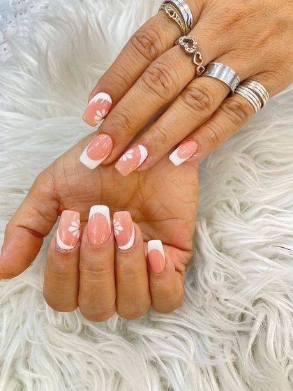 A simple and clean French manicure with a single daisy on each accent nail. Understated, elegant, and perfect for everyday wear.