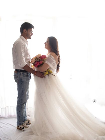 A beautiful silhouette shot against the light. This artistic approach to maternity photography creates a dreamy and romantic feel, focusing on the couple's connection.
