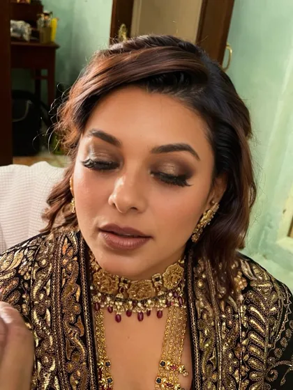 This is a classic smokey eye look, perfect for an evening event. I blended deep bronze and brown shades to create depth, paired with a neutral lip to keep the focus on the eyes.