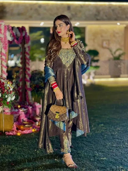 A more posed shot of my festive look, showing off the outfit and accessories.