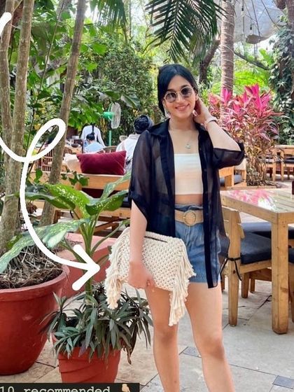 I love seeing my creations out in the world! Here is one of my lovely clients styling her custom off-white fringe clutch. It looks so chic with her casual outfit. Seeing you happy with my work is the best feeling ever! 🥰