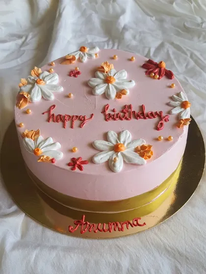 Another angle of the simple and aesthetic daisy birthday cake.