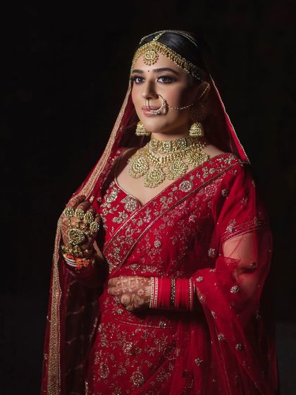 A close-up of this bride's powerful look. Her makeup features a soft yet defined eye, flawless skin, and traditional jewelry, creating a look of pure elegance.