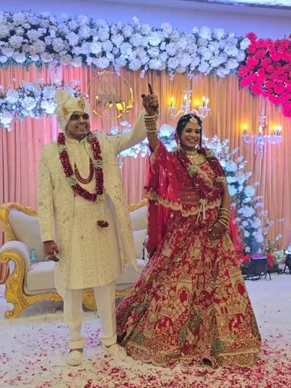 A celebratory moment on stage. The bride's makeup is designed to be visible and flawless, even from a distance, ensuring she looks perfect to all her guests.