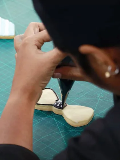 This is what my hands on workshops are all about. You will get to sit down and learn techniques like piping details on sugar cookies right alongside me.