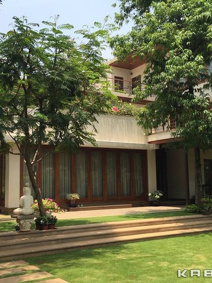 Emphasizing horizontal lines, this home's design creates a sense of calm and connection to the earth, with wide openings that integrate the interior with the surrounding landscape.