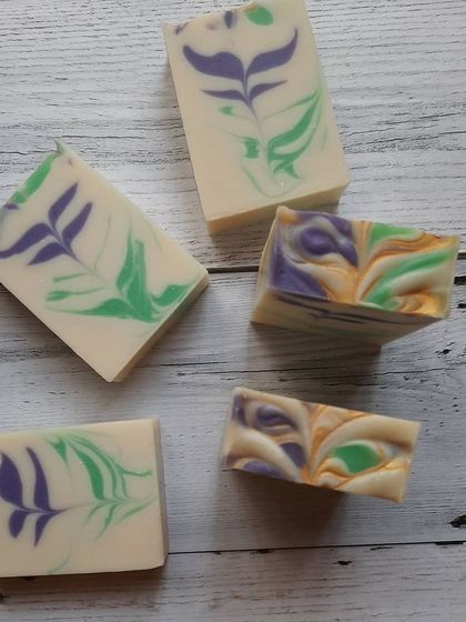 Here you can see the difference in patterns between my Blooming Lavender bars. The ones on the left have a clean feather swirl, while the ones on the right show a more abstract, in-the-pot swirl from the same batch.