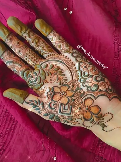 A full view of the hand with these beautiful, sparkling details. I love how the design looks when it's fresh and glossy.