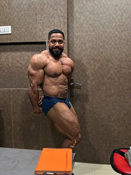 Another progress shot, showing a side tricep pose. This is all part of the journey to the stage.