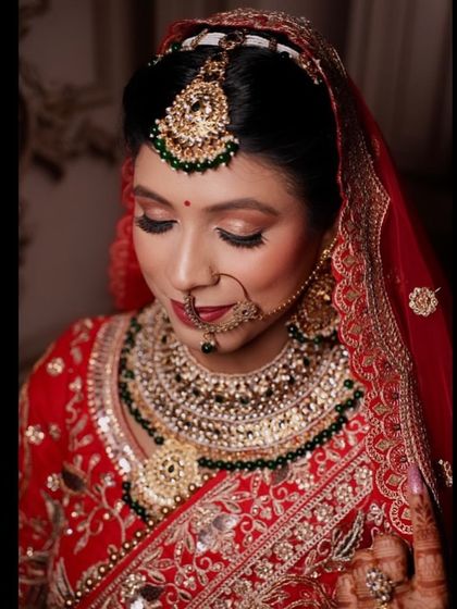 If you want a soft and beautiful look like this, I am here for you. This close-up shows the soft glittery eyes and flawless skin.