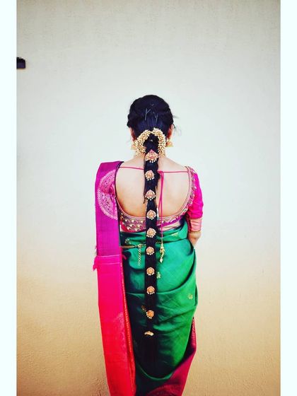 Another example of a traditional 'jadai' hairstyle. The back of the blouse and the hairstyle are both key elements of the look, and I ensure they complement each other perfectly.