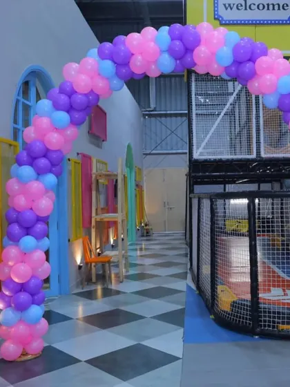 A princess-themed balloon arch in shades of pink, purple, and blue. This classic theme is always a hit and we execute it beautifully.
