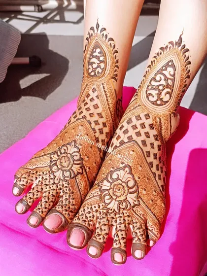 A beautiful bridal leg design with a modern aesthetic. The pattern uses geometric grids and bold floral motifs, creating a stylish and eye-catching look.
