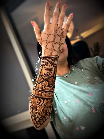 A bride showing the initial stages of her back hand design. The intricate patterns are starting to take shape, promising a beautiful final result.