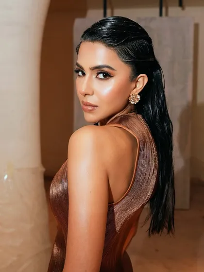 Serving radiant goddess vibes. This is a close-up of the sun-kissed, bronzed look I created for India Couture Week. I amplified the glow and perfected the highlight to let her beautiful skin shine through, paired with a sharp, defined eye.