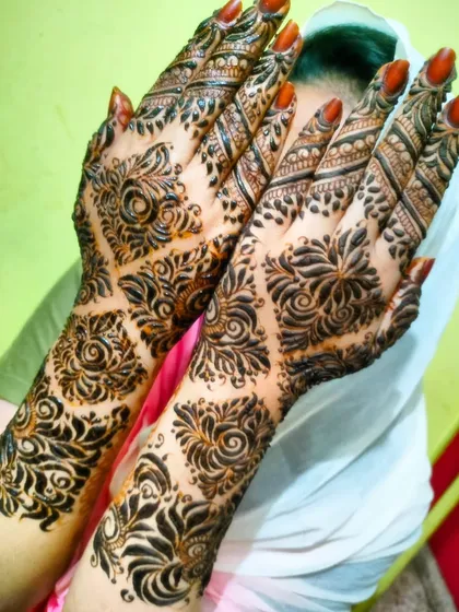 This is a great example of a bold and modern khafeef design. The use of negative space makes the dark, intricate floral and geometric patterns stand out, creating a unique and eye-catching look from the wrist to the fingertips.