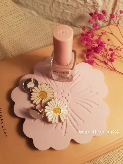 Our daisy-themed floral tray in a soft pink, styled with matching jewelry. This piece is perfect for gifting to someone who loves delicate, handmade decor.