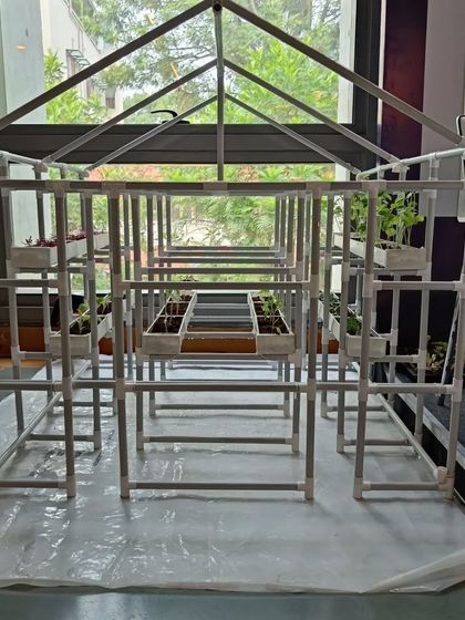 This is the skeleton of the farm. The sturdy, modular frame can be adapted to fit different spaces, whether you have a small balcony or a large terrace.