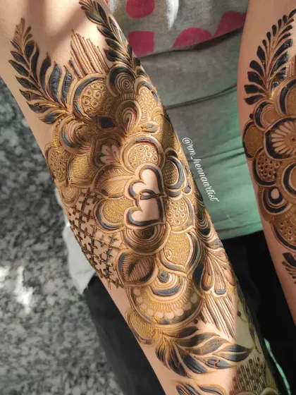 Sunkissed henna is just gorgeous. The way the light hits the drying paste highlights all the texture and detail in this heavy floral design.