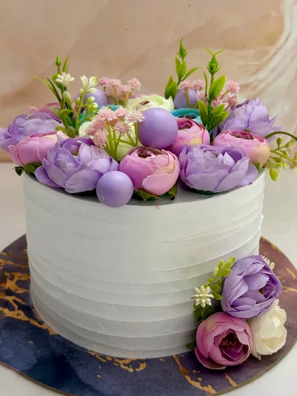 A garden you don’t need to water, just devour! This cake is fully covered in a bouquet of purple and pink flowers.