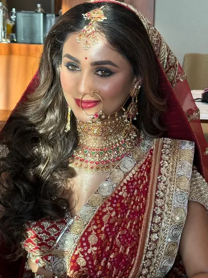 Bathed in sunlight, her bridal glow is undeniable. The makeup was designed to look flawless both in person and on camera, with a focus on radiant skin and captivating eyes.