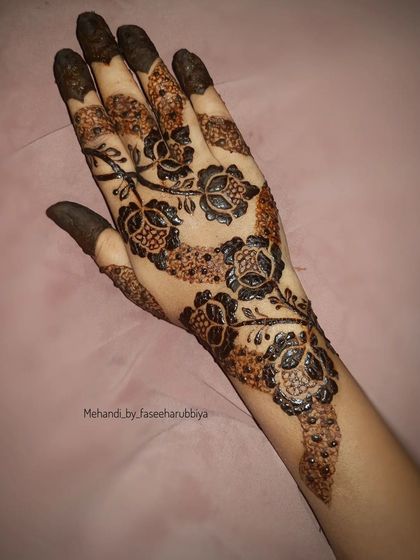 The floral elements in this Khafif design are bold, but the overall feel is airy and delicate.