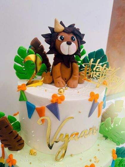 A close-up of the adorable fondant lion topper from a jungle-themed cake. Every detail is handcrafted with love.