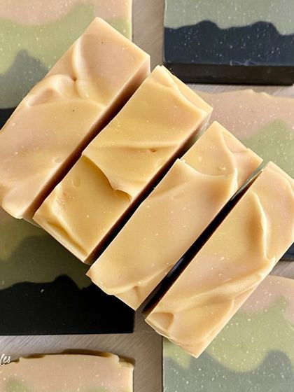 Meet Cavalier, an old favorite with a new twist. This bar features a landscape design made with three skin-loving clays: Blue clay, French Green clay, and Activated Charcoal.