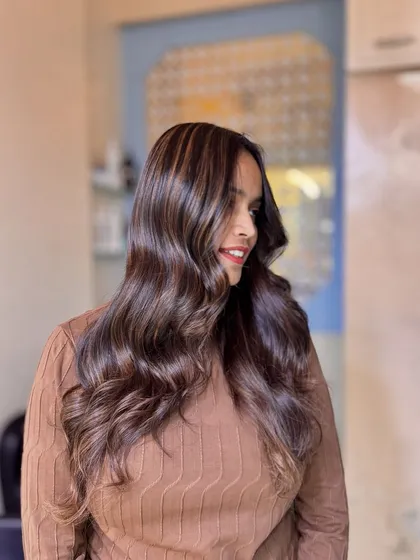Luxury, but wearable. This is what I call everyday glam. A beautiful blend of brunette and subtle highlights.