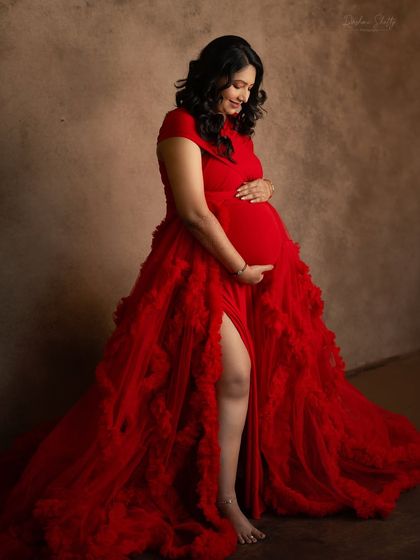 A quiet moment of connection between mother and baby. This pose, looking down at her bump, is so full of love and anticipation, captured beautifully in my Thane studio.