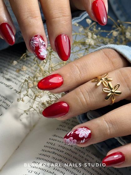 A festive take on the red cat eye trend, this set includes hand-painted floral accents. It’s a perfect example of how a trendy effect can be customized for a special occasion like Durga Ashtami.