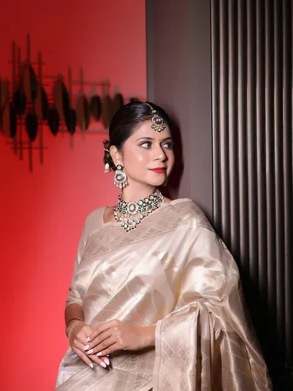 Here is another example of our jewellery on a model, showing how our pieces complete an elegant, traditional look. This set features green Meenakari work with Kundan stones and a matching maang tikka.