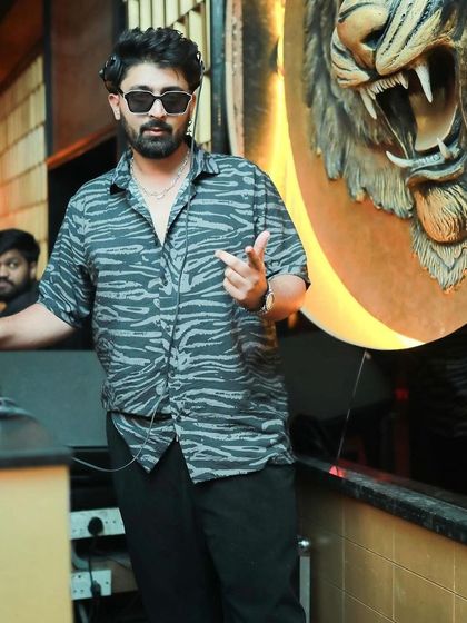 A cool pose from my Saturday night set at Badmaash Koramangala.
