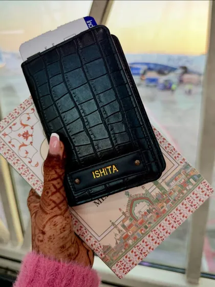 Your passport, your adventure. This personalized passport cover, with a custom name tag, is the perfect accessory for your travels. It’s a stylish way to keep your documents safe on your journey.