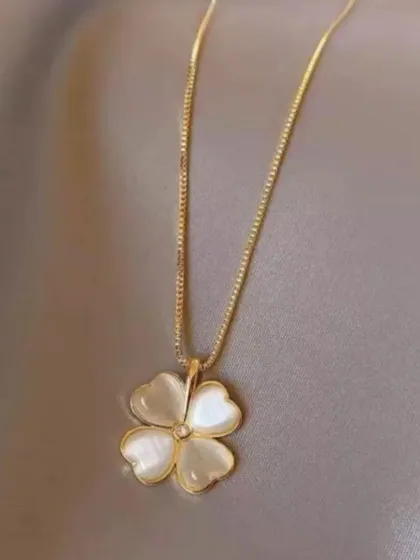 A beautiful four-leaf clover necklace with mother-of-pearl inlay. The iridescent finish of the pearl makes this piece truly special.