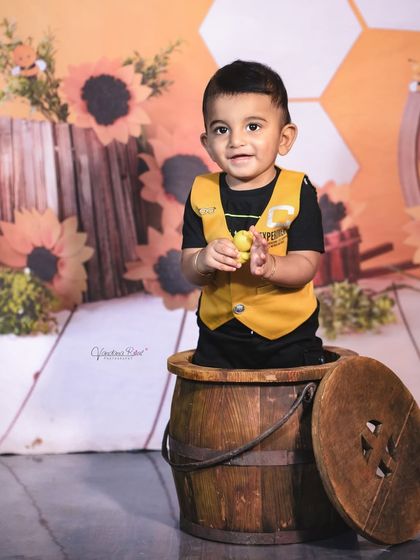 Our sunflower and honeybee theme is buzzing with cuteness. This set includes a honeycomb backdrop, wooden barrels, and plenty of sunflowers for a bright and cheerful photoshoot.