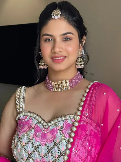 This is what I call the 'soft girl era' bridal look. It’s all about fresh, minimal makeup that feels light and looks exquisite. We achieved this with a dewy base, soft pink tones on the eyes and lips, and neatly defined brows, creating a look that is effortlessly beautiful.