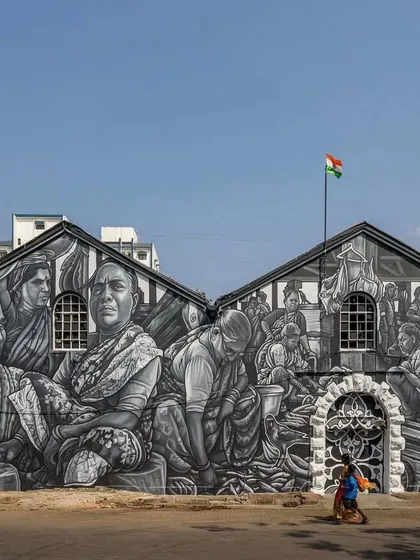 A stunningly detailed, large-scale monochrome mural celebrating the fisherwomen of Sassoon Dock. This piece by artist Paola Delfin captures the strength and resilience of the Koli community, the original inhabitants of Mumbai.