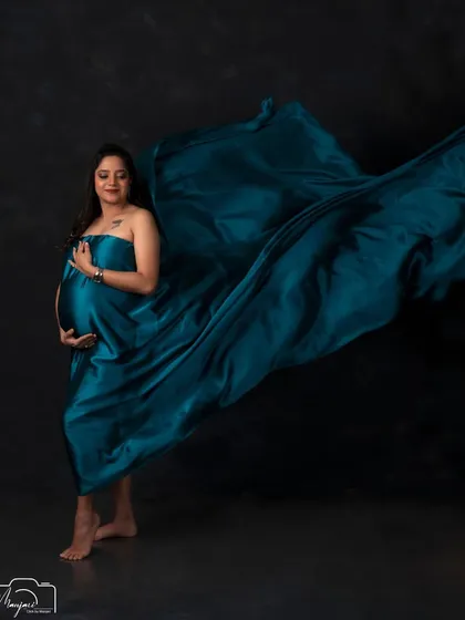 Another stunning fabric toss shot, showcasing the power and grace of the expecting mother. The deep teal color is simply breathtaking.