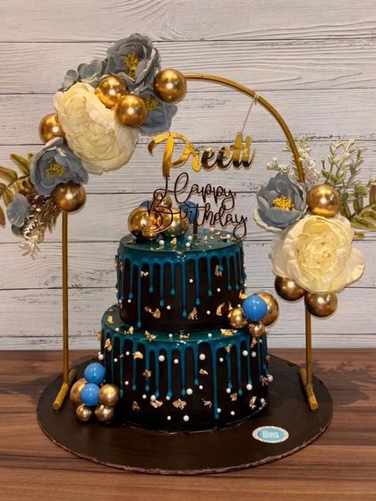 Chic & Themed Cakes for Adults photo 23