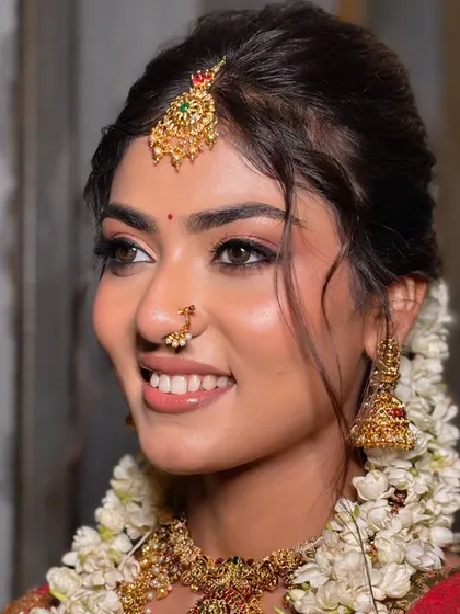 A smiling portrait of the bride, her eyes sparkling. This look is perfect for both Maharashtrian and South Indian ceremonies.