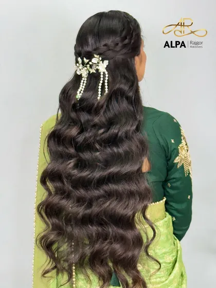 A full back view of the gorgeous, long waves.
