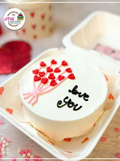 Sometimes, the smallest gestures make the biggest impact. Our bento cakes, like this one with a hand-piped bouquet of hearts, are perfect for sharing a little bit of love and sweetness.