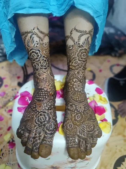 Bridal feet deserve just as much love. This intricate floral design covers the entire foot, ensuring you look stunning from every angle on your wedding day.