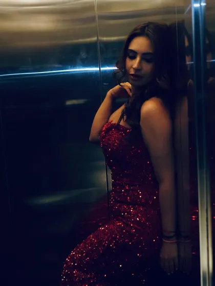 An artistic shot of the final hairstyle in the elevator post-event. The waves still hold their shape perfectly, showcasing a durable style that looks great from start to finish.