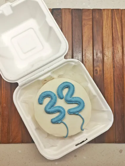 My bento cakes are perfect for smaller, more intimate celebrations. This one features cute balloon numbers for a 33rd birthday, all piped with precision on a smooth, minimalist cake.