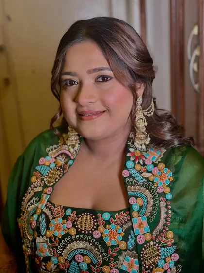 A fresh and glowy Mehendi look. This client's embroidered green jacket was the centerpiece, so we kept her makeup soft, shiny, and radiant. 💚