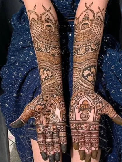 This Karwa Chauth mehendi is filled with all the beautiful symbols of the festival. I included a kalash, a diya, and even the moon to make it extra special. It’s a design that truly celebrates the spirit of the occasion.