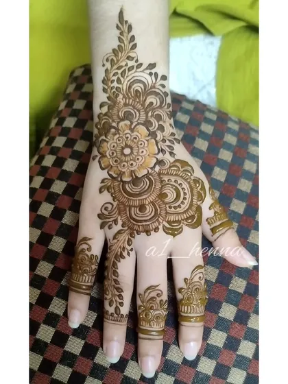 The elegance of Arabic mehndi lies in its flowing patterns and bold lines. This is a popular style that is perfect for beginners to learn and for clients who love a modern, chic look.